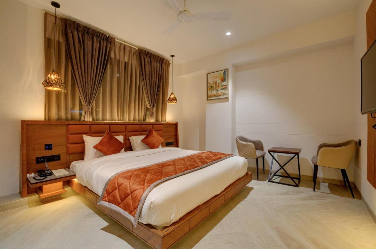 Hotel Diamond 26 Сурат Екстериор снимка