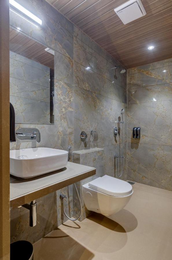 Hotel Diamond 26 Сурат Екстериор снимка