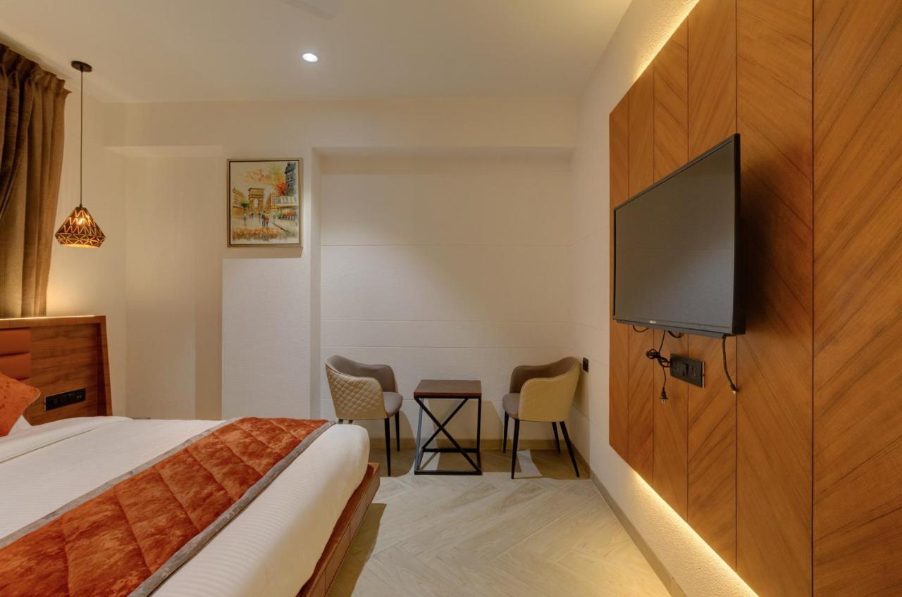 Hotel Diamond 26 Сурат Екстериор снимка