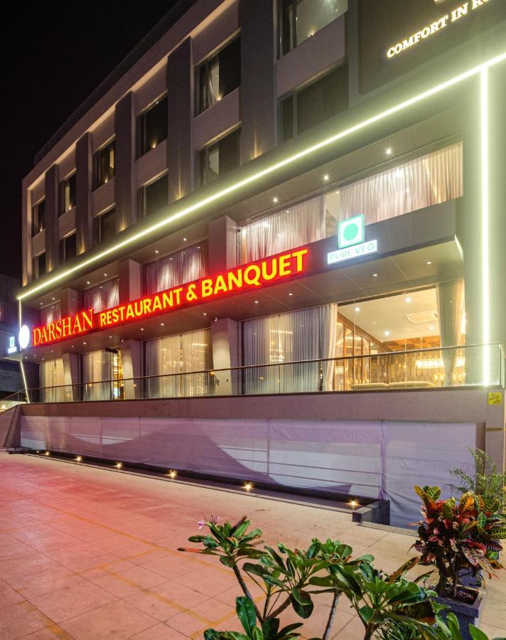 Hotel Diamond 26 Сурат Екстериор снимка
