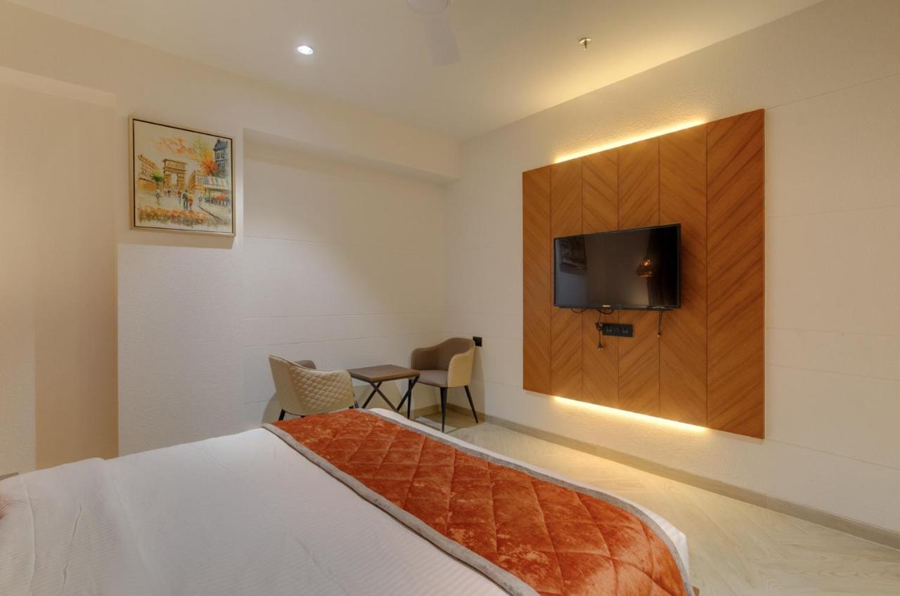 Hotel Diamond 26 Сурат Екстериор снимка