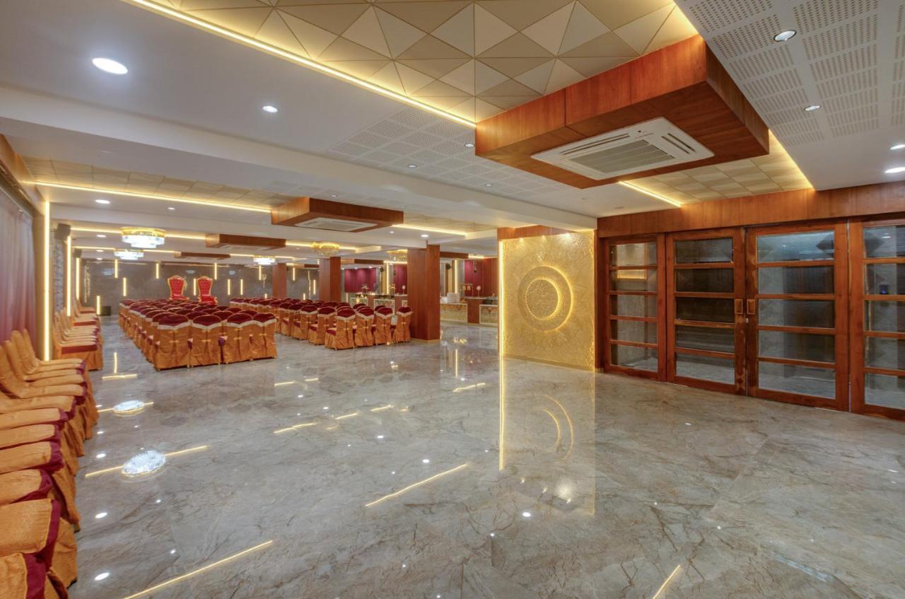 Hotel Diamond 26 Сурат Екстериор снимка