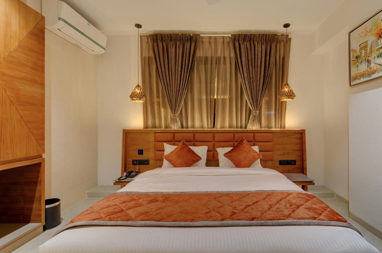 Hotel Diamond 26 Сурат Екстериор снимка