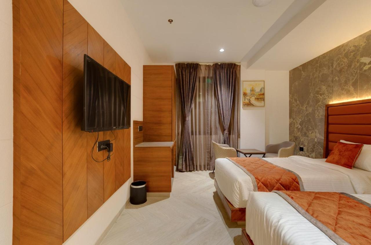 Hotel Diamond 26 Сурат Екстериор снимка