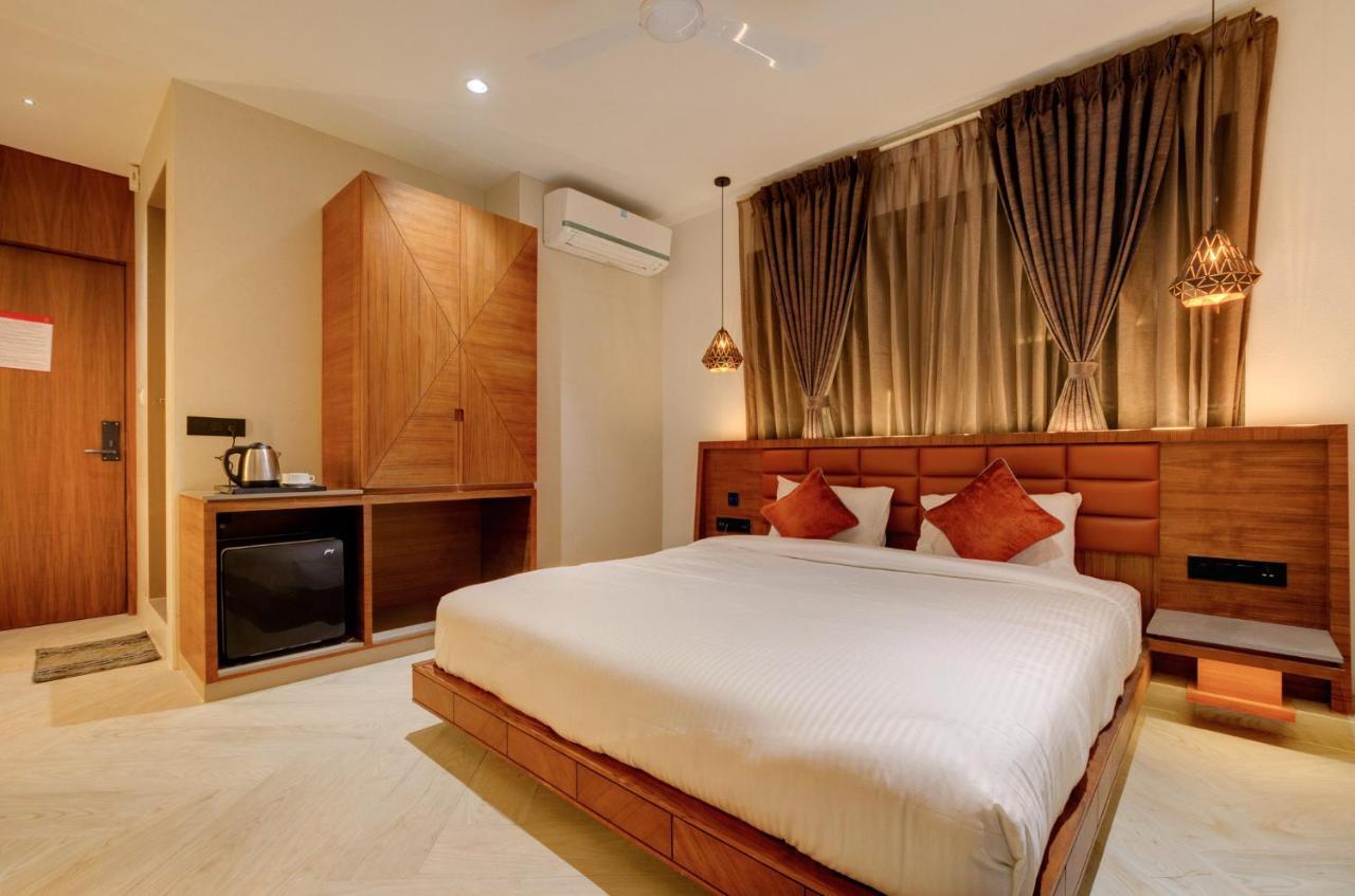 Hotel Diamond 26 Сурат Екстериор снимка