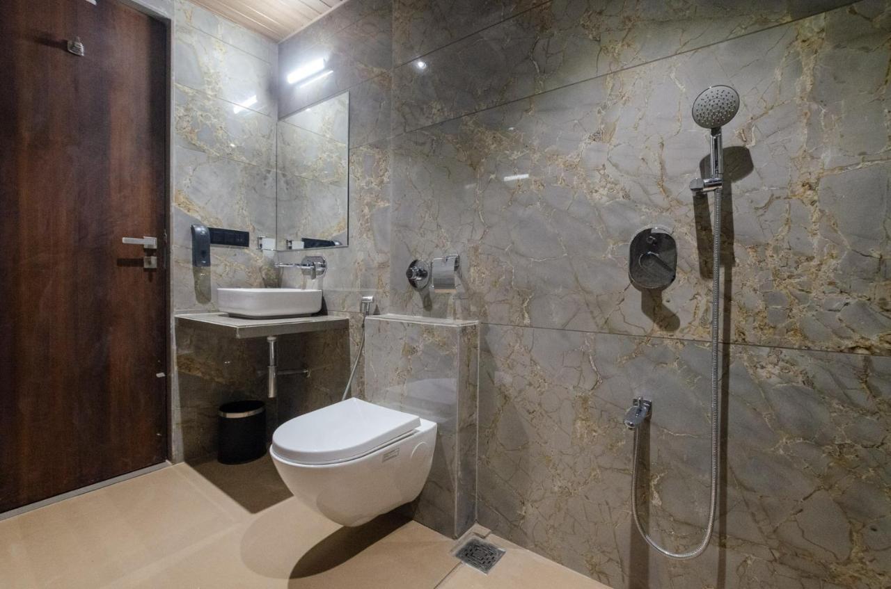 Hotel Diamond 26 Сурат Екстериор снимка