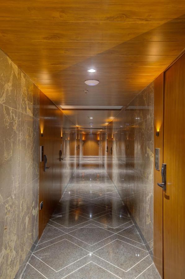 Hotel Diamond 26 Сурат Екстериор снимка