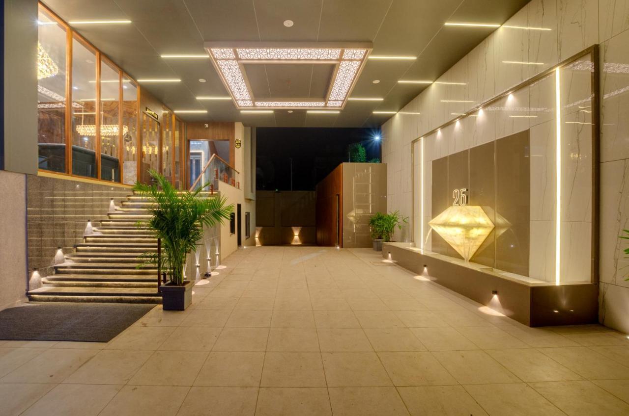 Hotel Diamond 26 Сурат Екстериор снимка